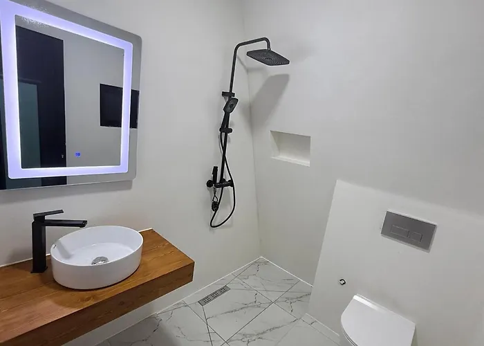 Azalea 1, Cozy Wooden 티라나